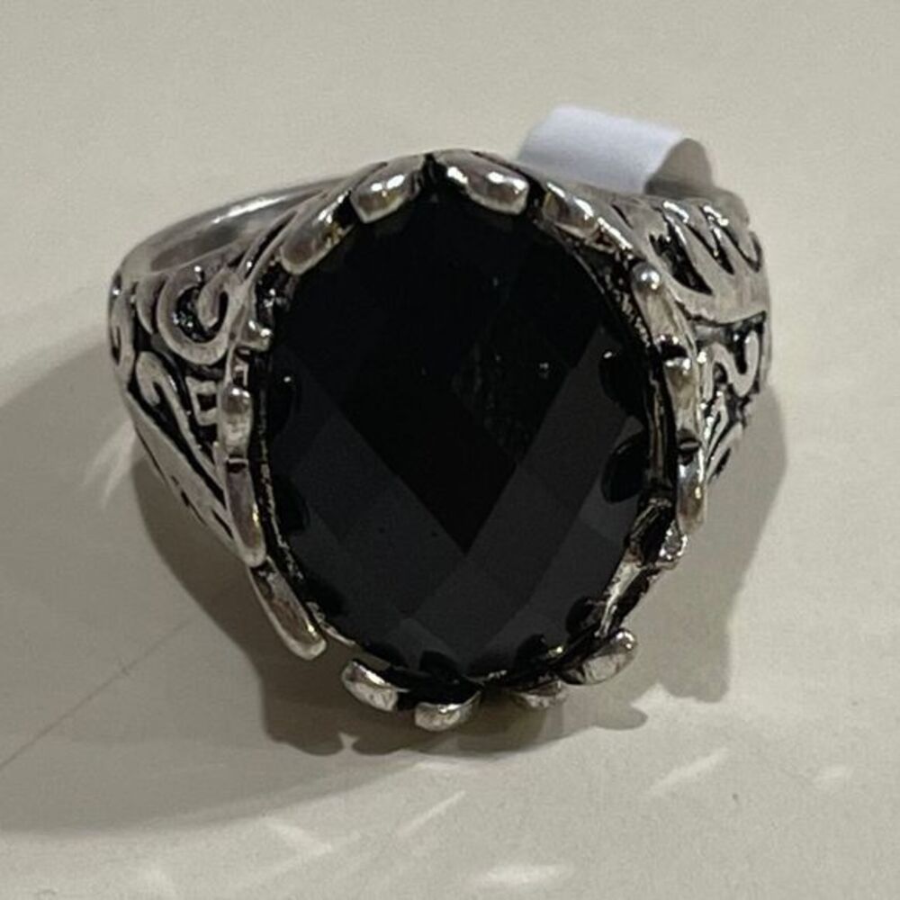 Elegant Silver and Black Onyx Ring with Filigree Design